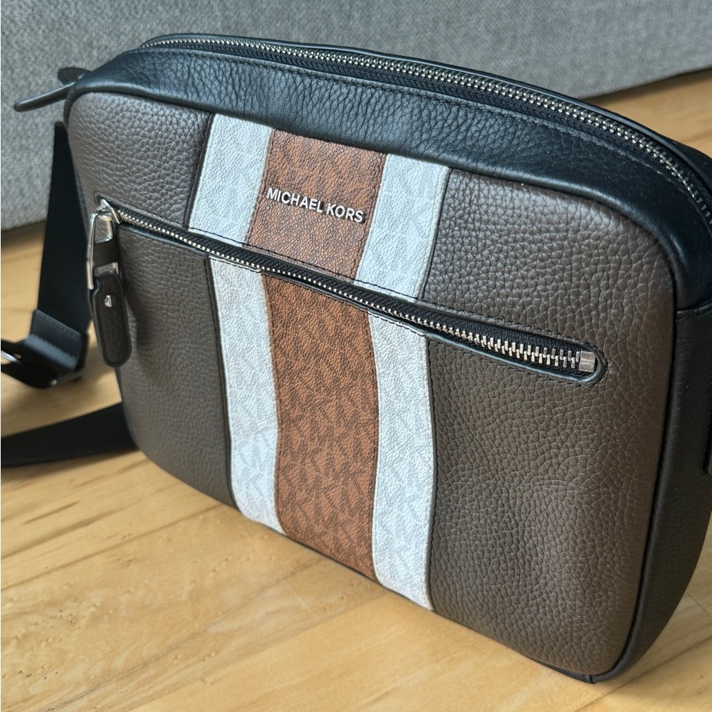 Micheal kors men’s or womens crossbody bag